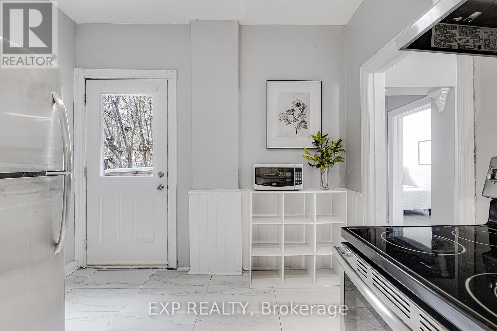 4 Madison Avenue, Hamilton, ON - Indoor