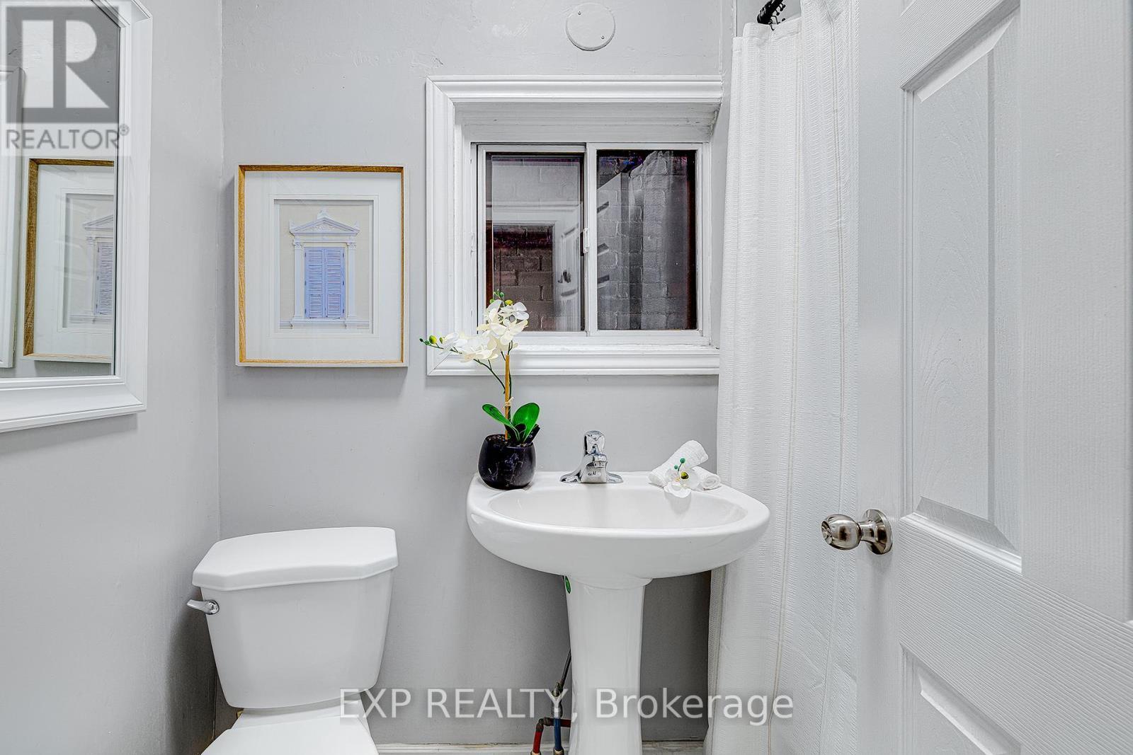 4 Madison Avenue, Hamilton, ON - Indoor Photo Showing Bathroom