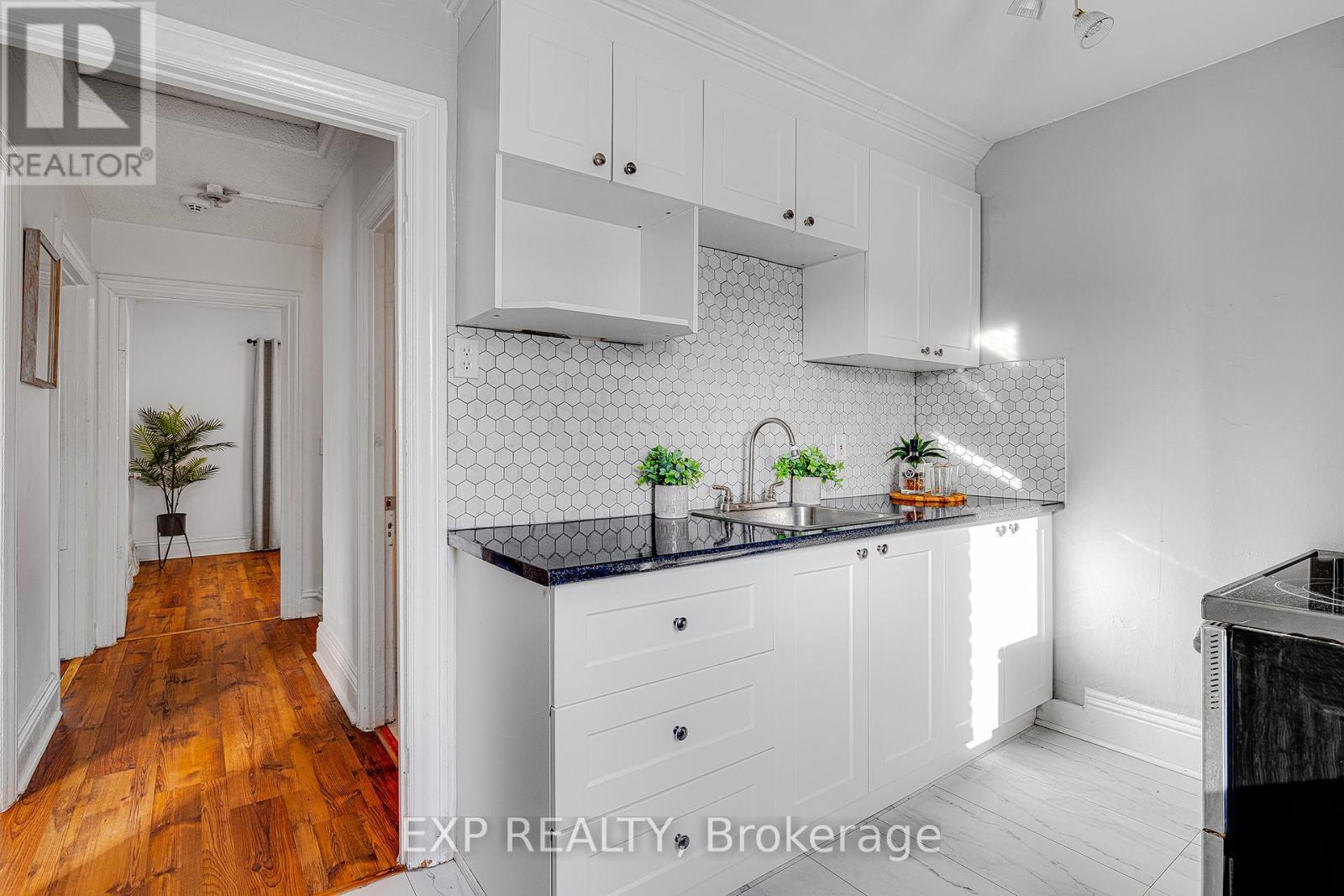 4 Madison Avenue, Hamilton, ON - Indoor Photo Showing Kitchen