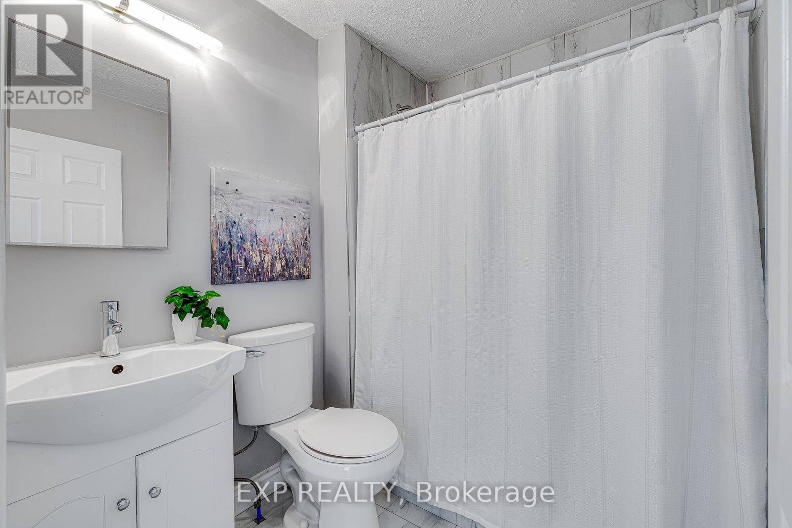 4 Madison Avenue, Hamilton, ON - Indoor Photo Showing Bathroom