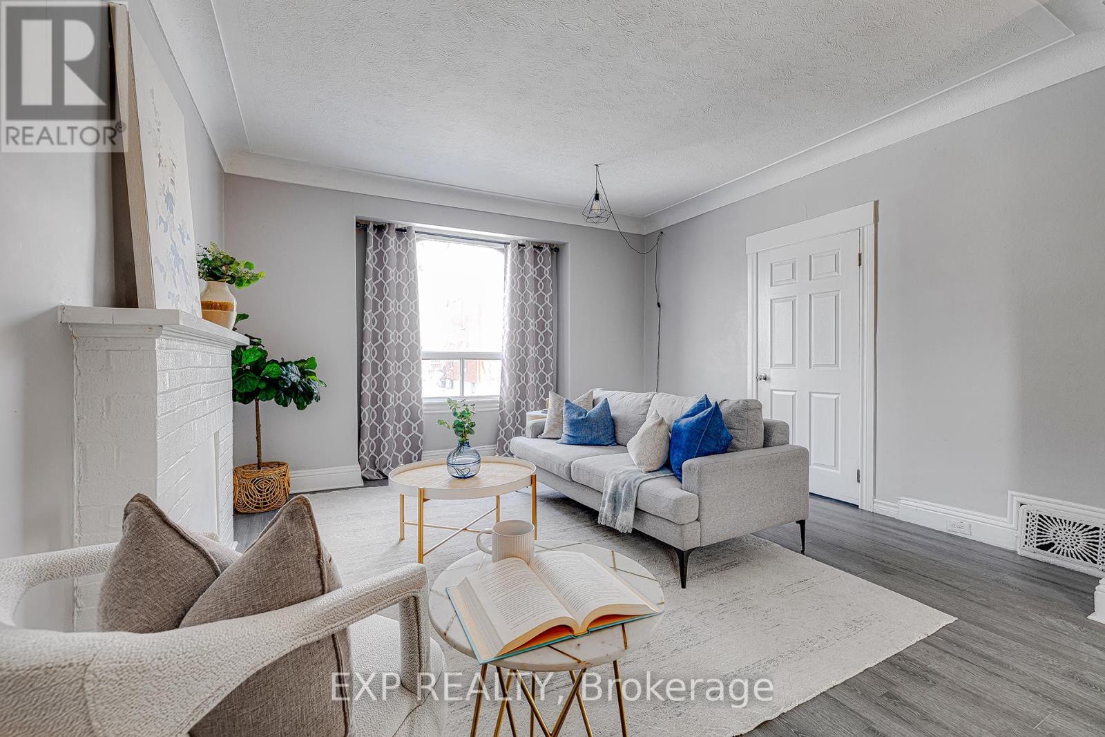 4 Madison Avenue, Hamilton, ON - Indoor Photo Showing Living Room