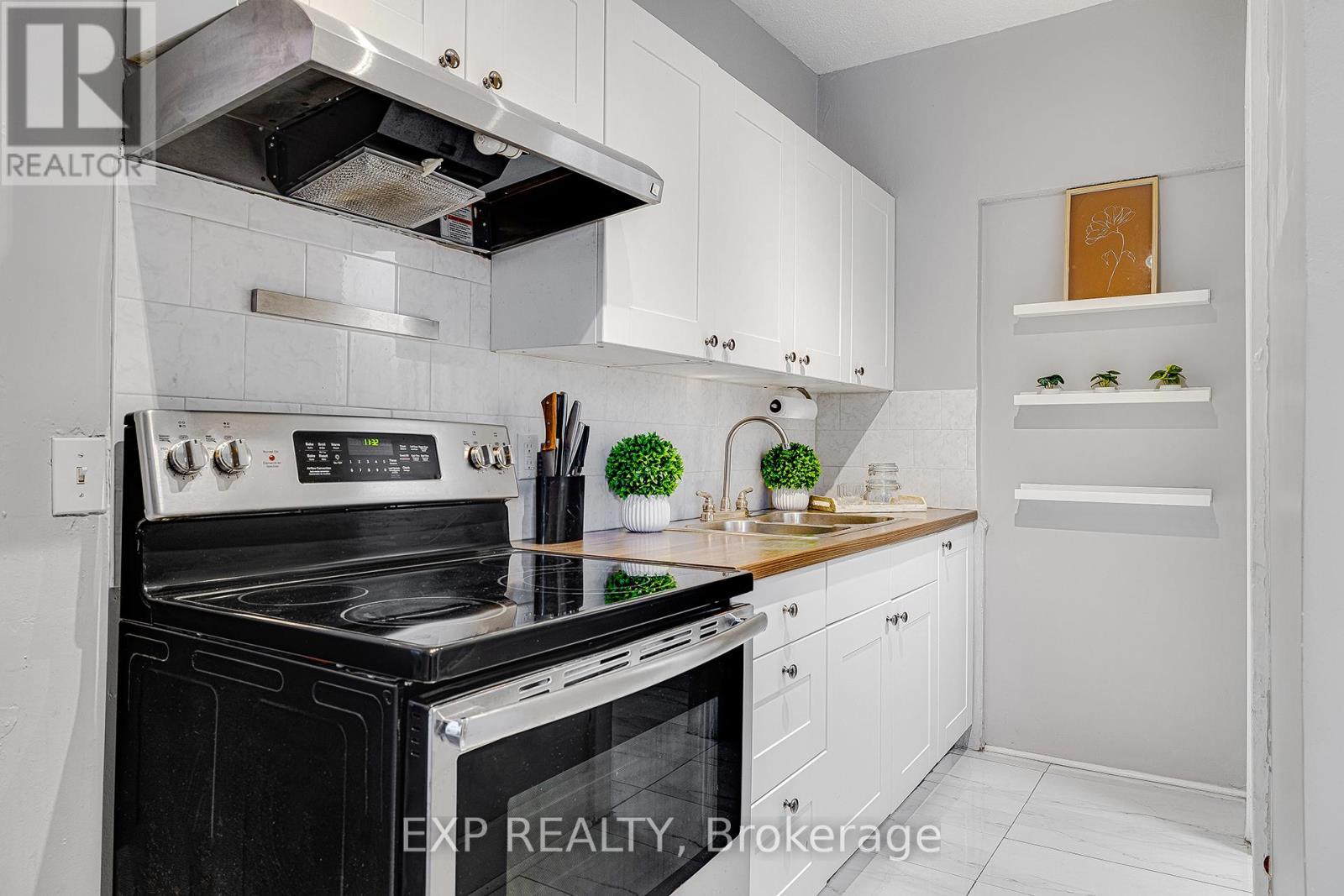 4 Madison Avenue, Hamilton, ON - Indoor Photo Showing Kitchen