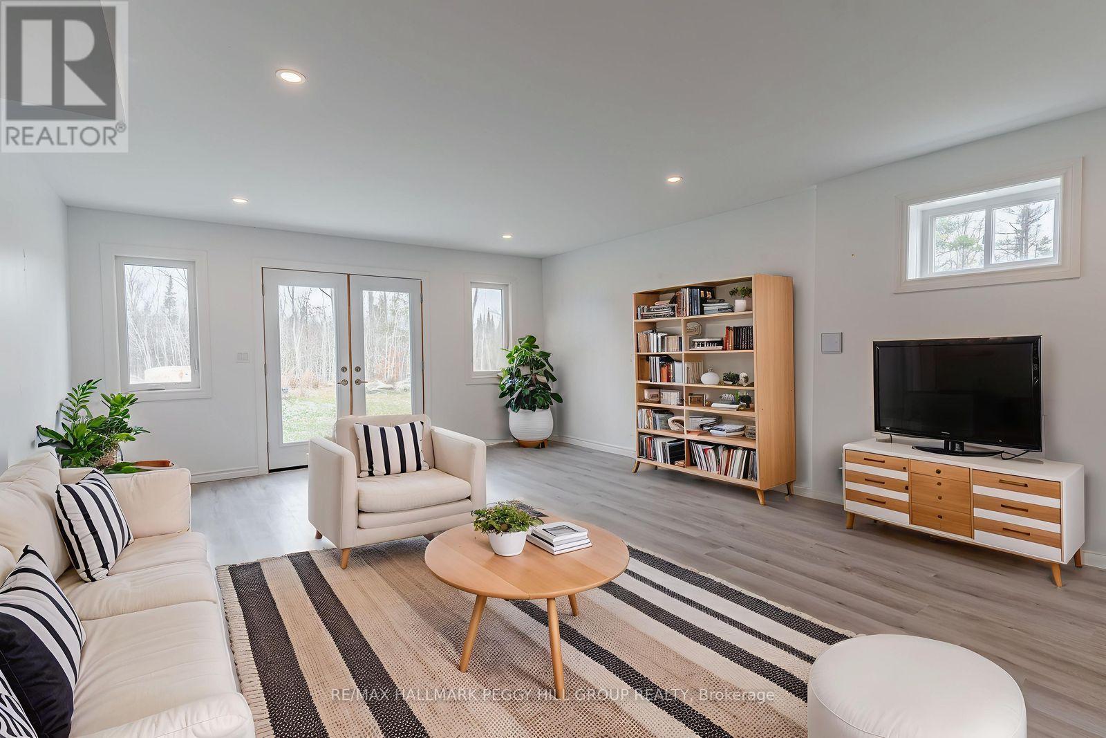 82 Diamond Valley Drive, Oro-Medonte, ON - Indoor Photo Showing Living Room