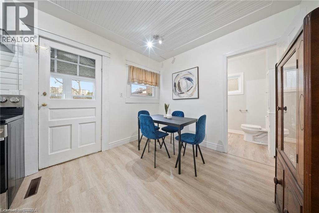 68 Oak Street, Brantford, ON - Indoor Photo Showing Dining Room