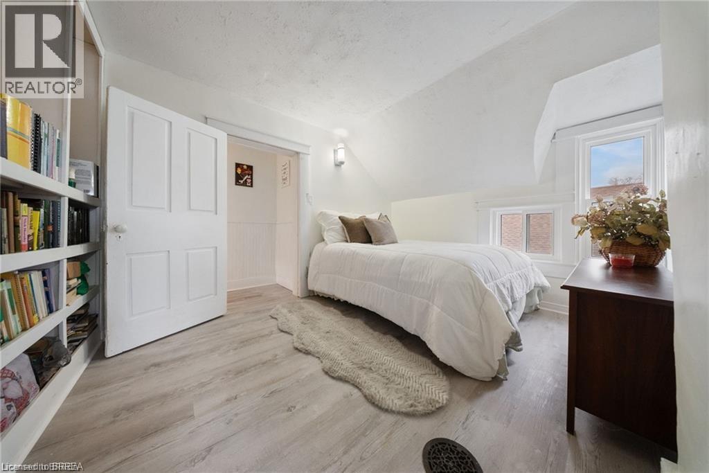 68 Oak Street, Brantford, ON - Indoor Photo Showing Bedroom