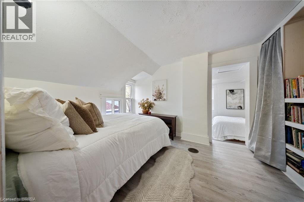 68 Oak Street, Brantford, ON - Indoor Photo Showing Bedroom