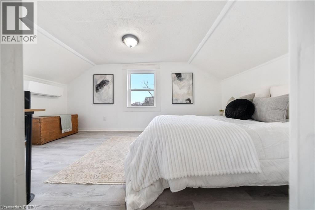 68 Oak Street, Brantford, ON - Indoor Photo Showing Bedroom