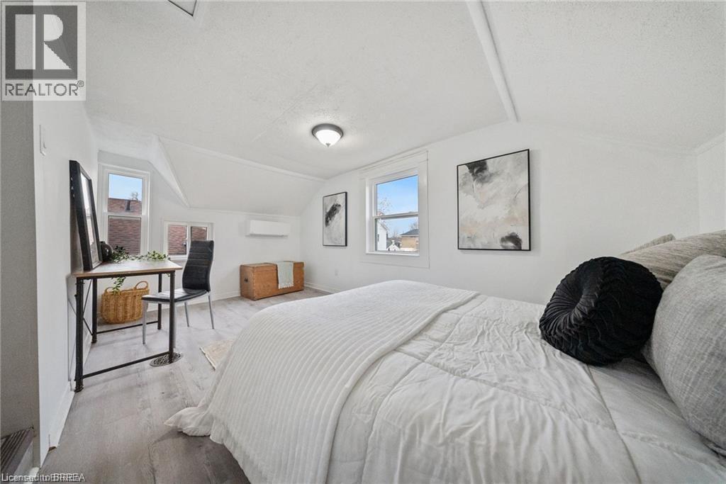 68 Oak Street, Brantford, ON - Indoor Photo Showing Bedroom