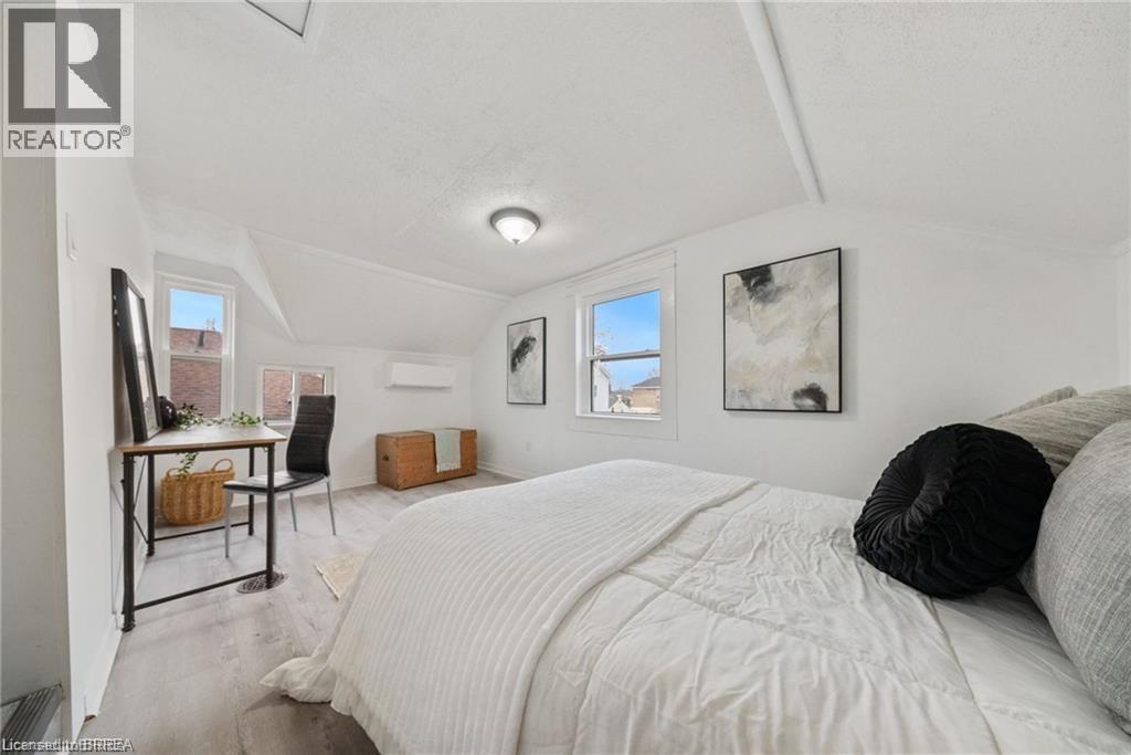 68 Oak Street, Brantford, ON - Indoor Photo Showing Bedroom