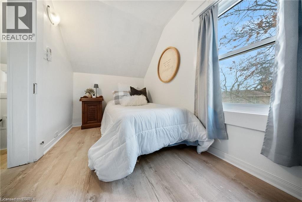 68 Oak Street, Brantford, ON - Indoor Photo Showing Bedroom