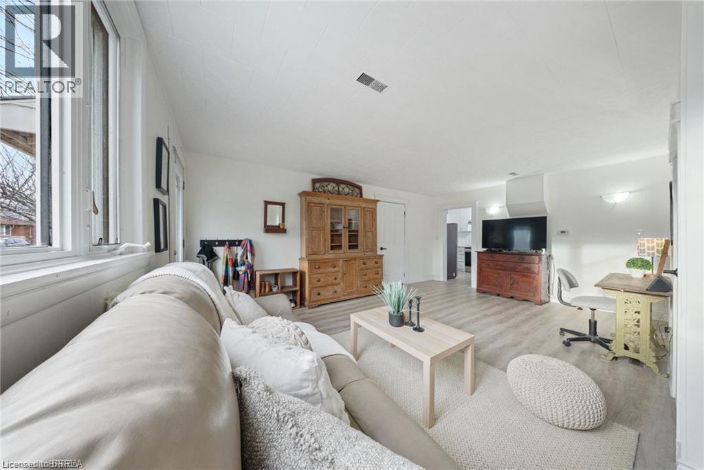 68 Oak Street, Brantford, ON - Indoor Photo Showing Living Room