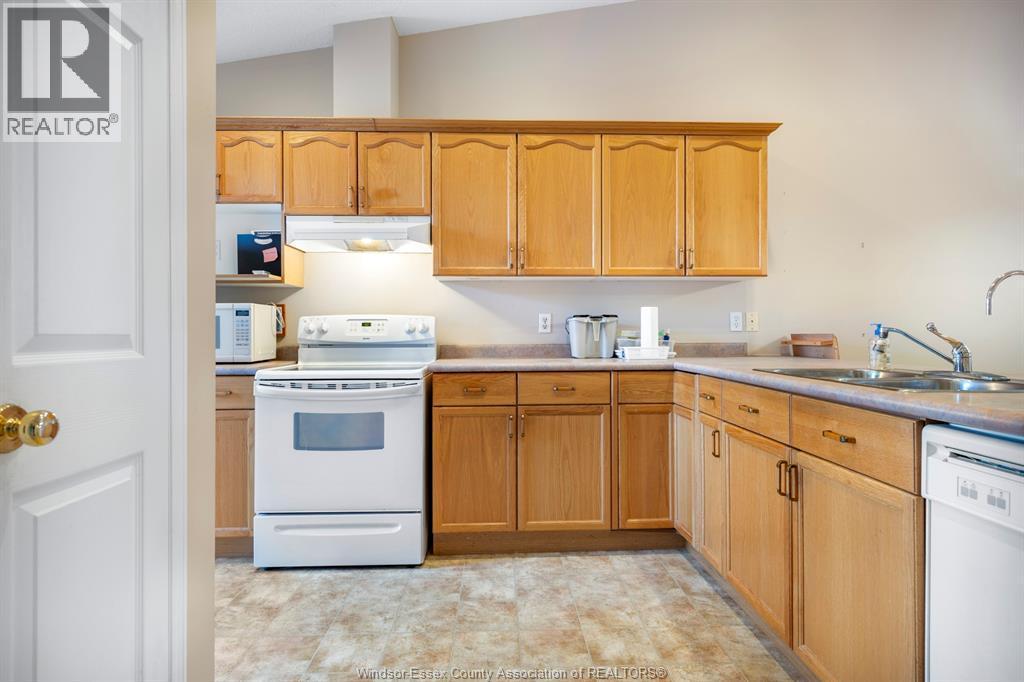 18-80 Centre Unit# 18, London, ON - Indoor Photo Showing Kitchen With Double Sink