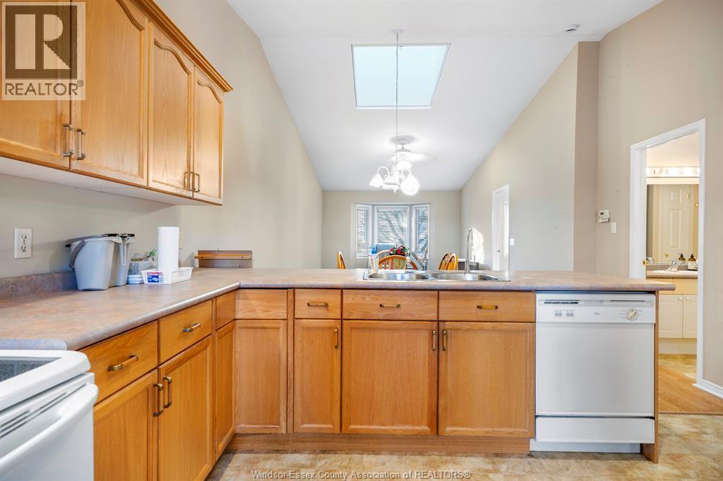 18-80 Centre Unit# 18, London, ON - Indoor Photo Showing Kitchen With Double Sink