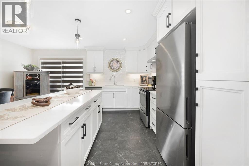 163 Lane Street, Essex, ON - Indoor Photo Showing Kitchen With Upgraded Kitchen
