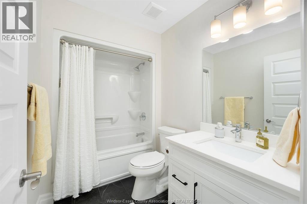 163 Lane Street, Essex, ON - Indoor Photo Showing Bathroom