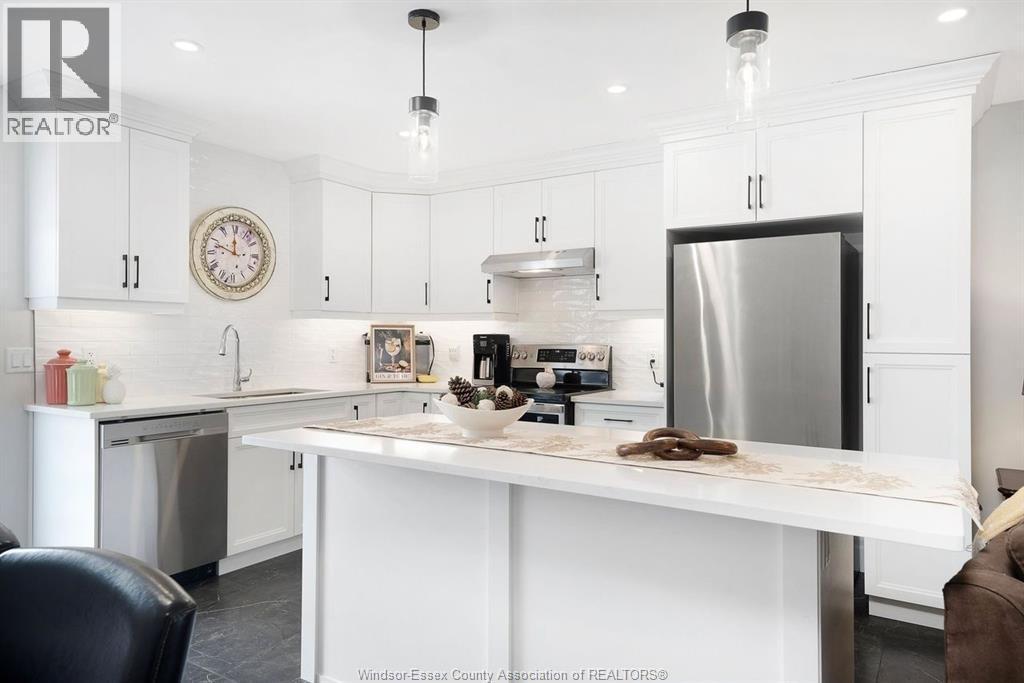 163 Lane Street, Essex, ON - Indoor Photo Showing Kitchen With Upgraded Kitchen
