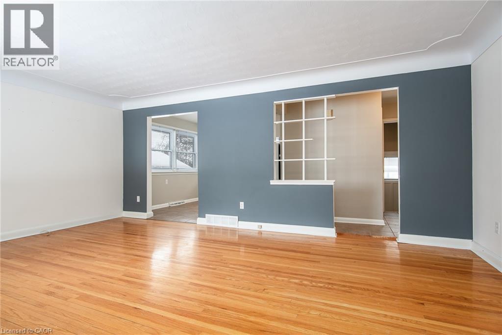 Unfurnished room with light wood-type flooring and baseboards - 120 Fourth Avenue, Kitchener, ON - Indoor Photo Showing Other Room