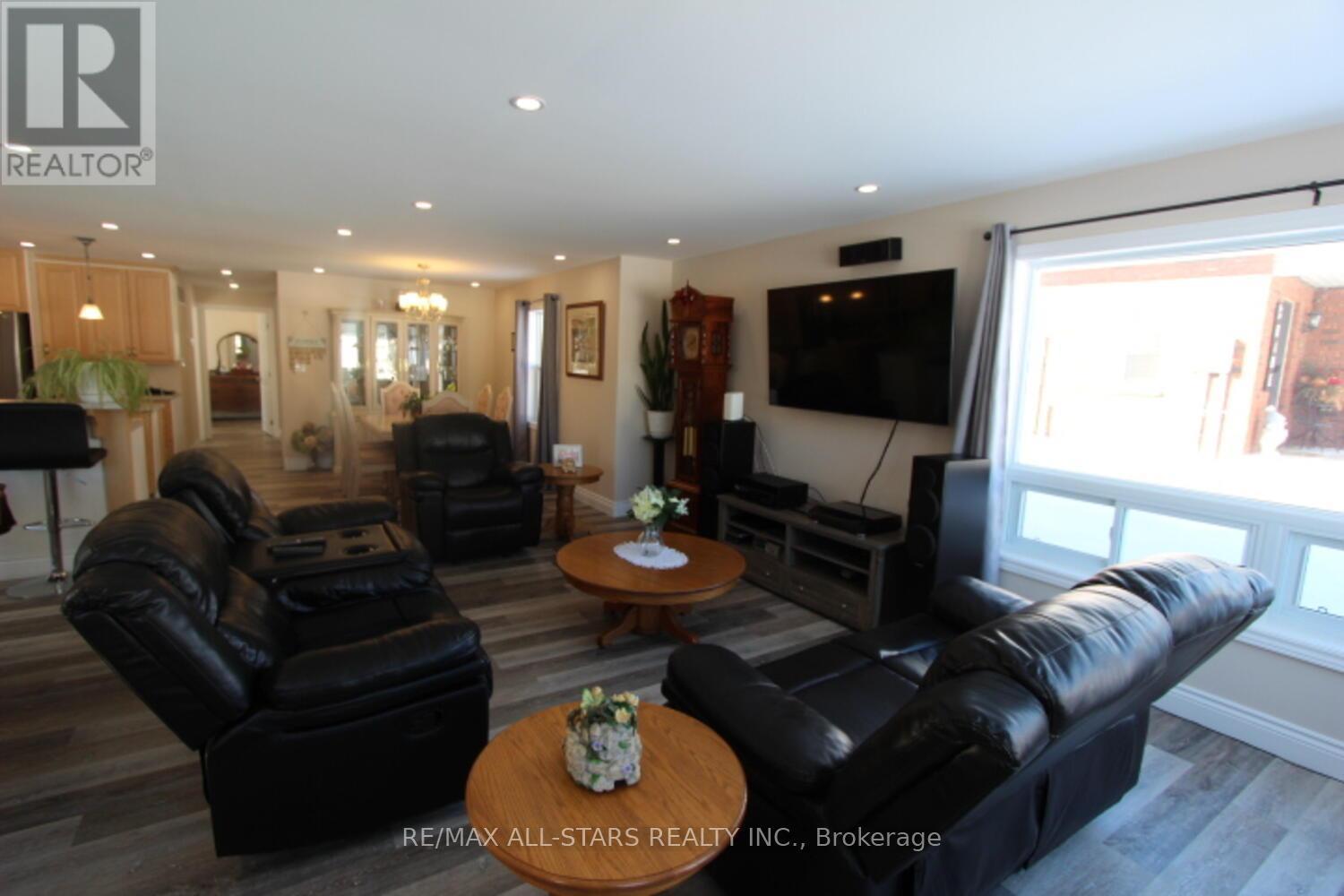 47 Need Street, Kawartha Lakes (Bobcaygeon), ON - Indoor Photo Showing Living Room