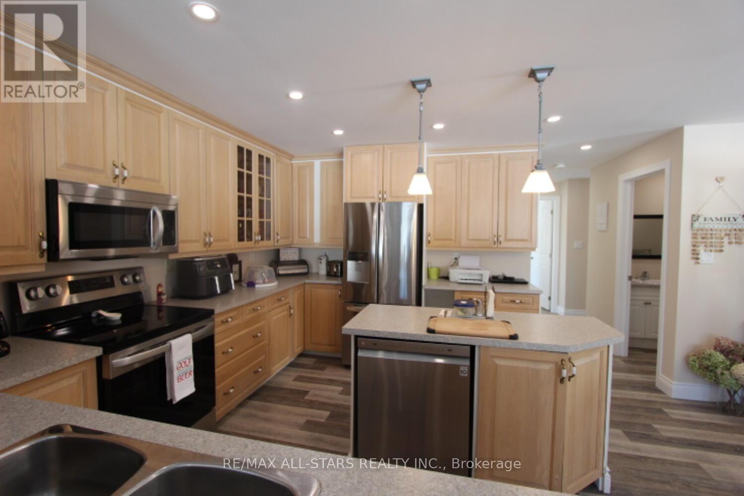 47 Need Street, Kawartha Lakes (Bobcaygeon), ON - Indoor Photo Showing Kitchen With Double Sink