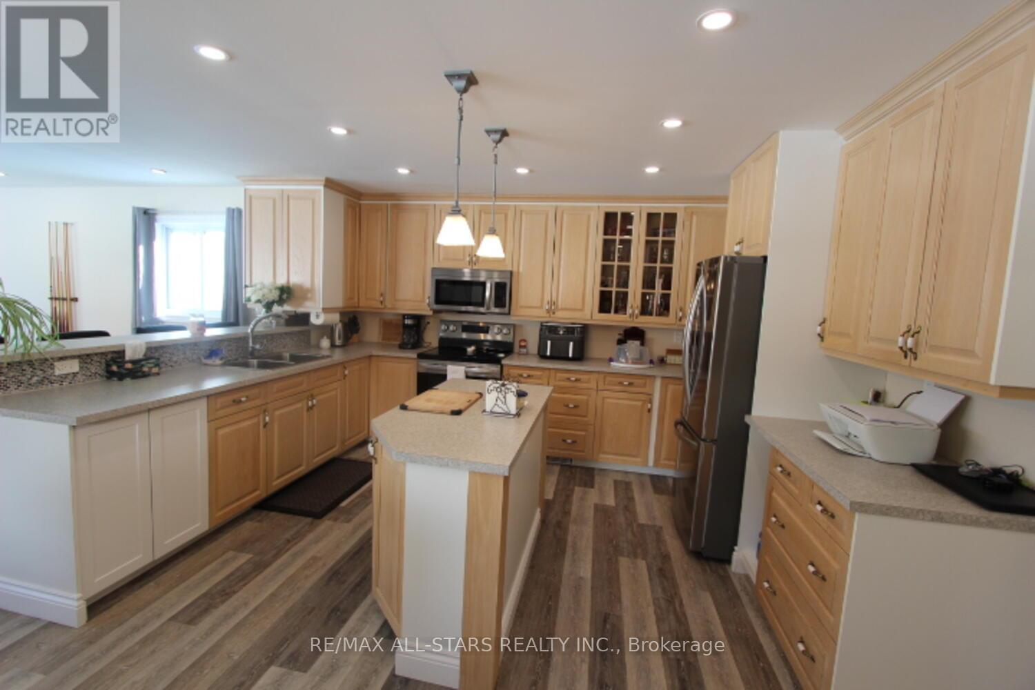 47 Need Street, Kawartha Lakes (Bobcaygeon), ON - Indoor Photo Showing Kitchen With Double Sink