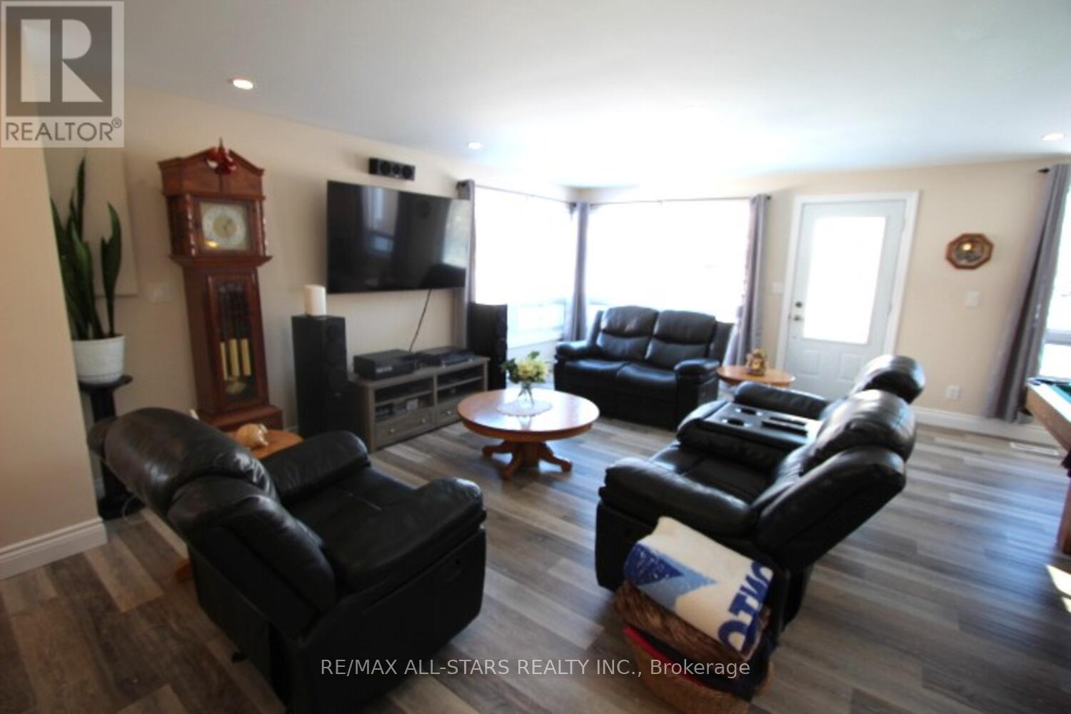 47 Need Street, Kawartha Lakes (Bobcaygeon), ON - Indoor Photo Showing Living Room