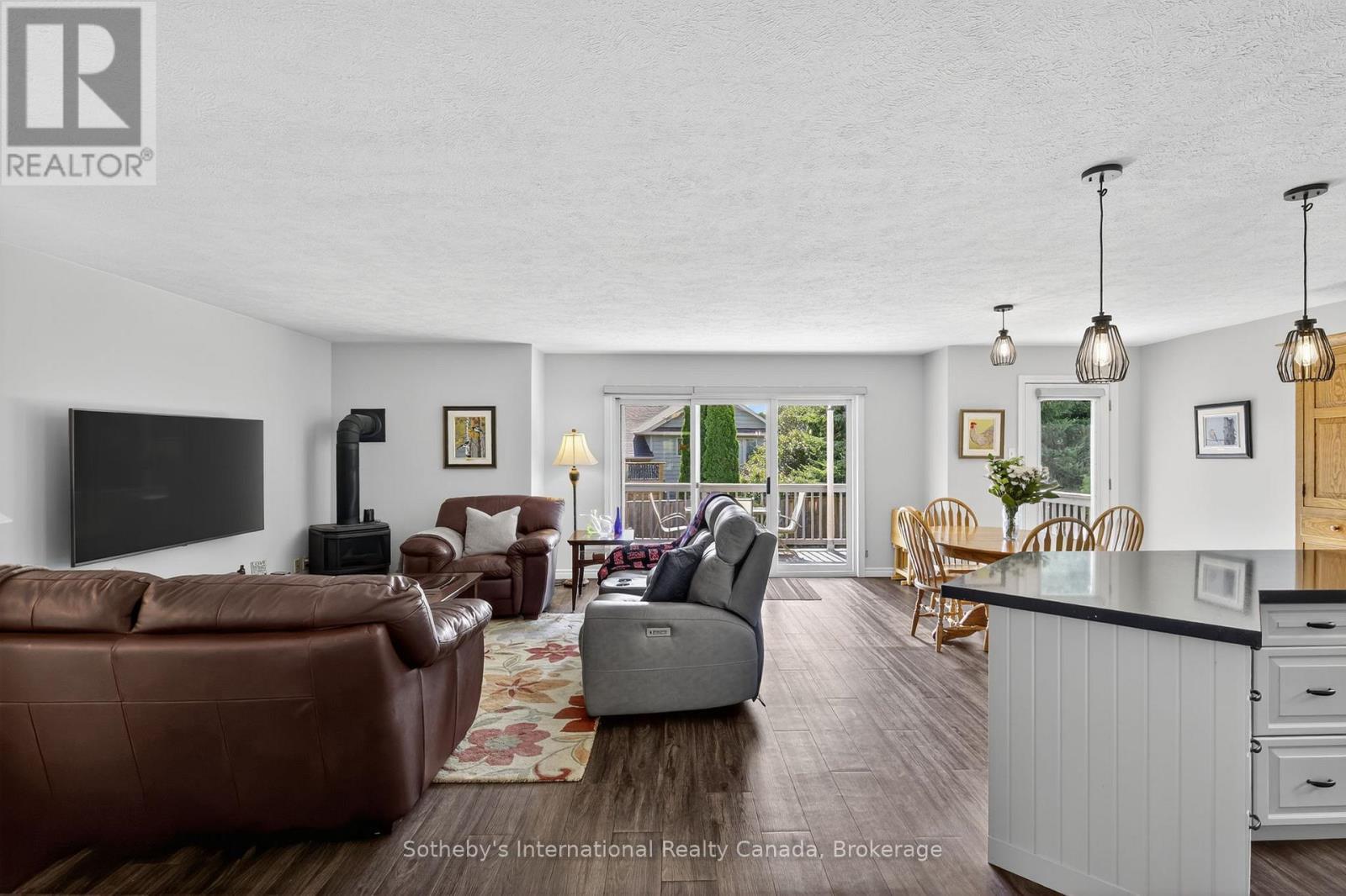 35 Elgin Street S, Blue Mountains, ON - Indoor Photo Showing Living Room