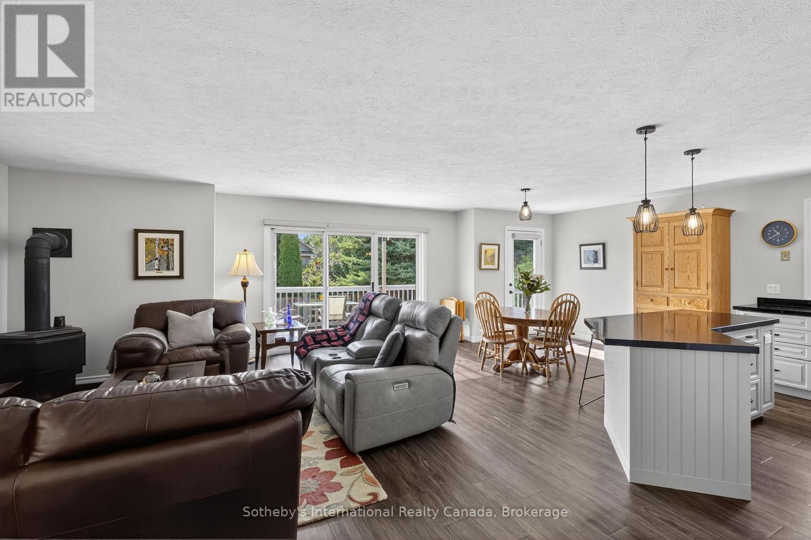 35 Elgin Street S, Blue Mountains, ON - Indoor Photo Showing Living Room