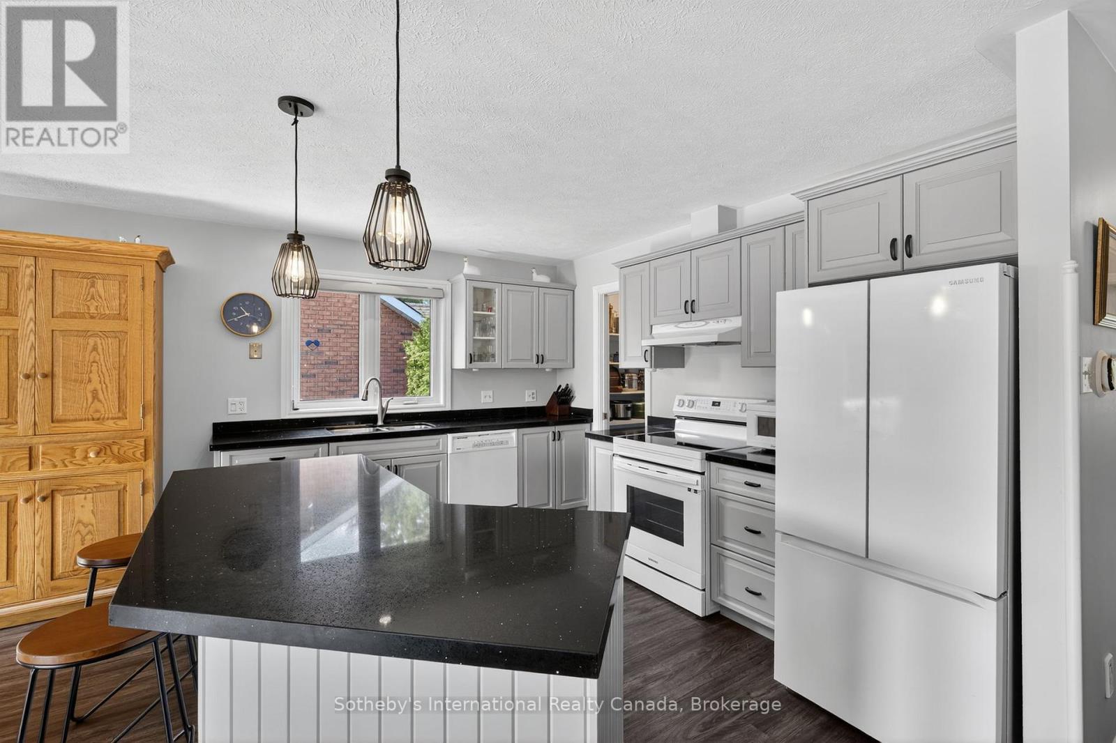 35 Elgin Street S, Blue Mountains, ON - Indoor Photo Showing Kitchen