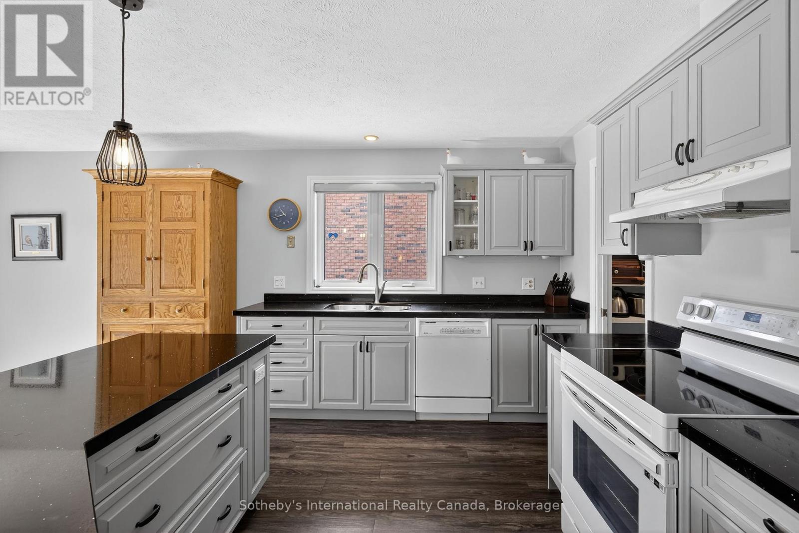 35 Elgin Street S, Blue Mountains, ON - Indoor Photo Showing Kitchen With Double Sink