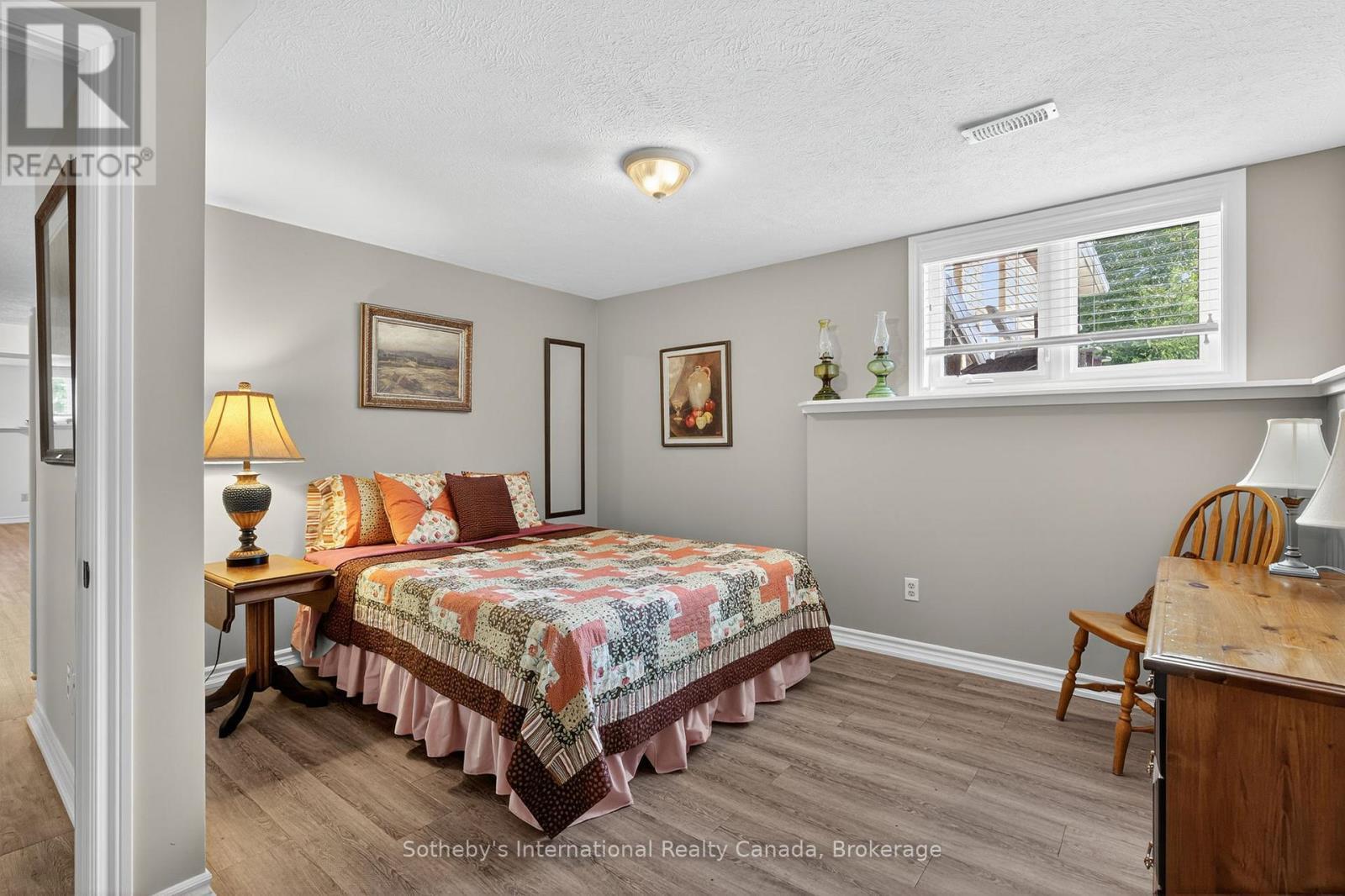 35 Elgin Street S, Blue Mountains, ON - Indoor Photo Showing Bedroom