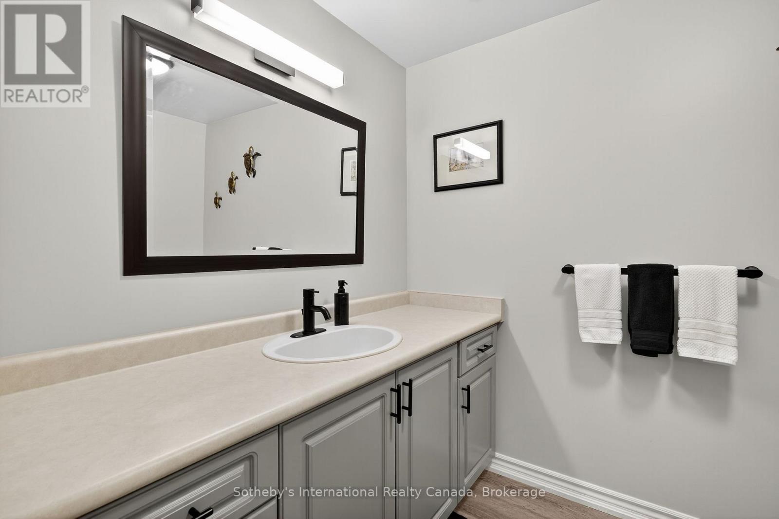 35 Elgin Street S, Blue Mountains, ON - Indoor Photo Showing Bathroom