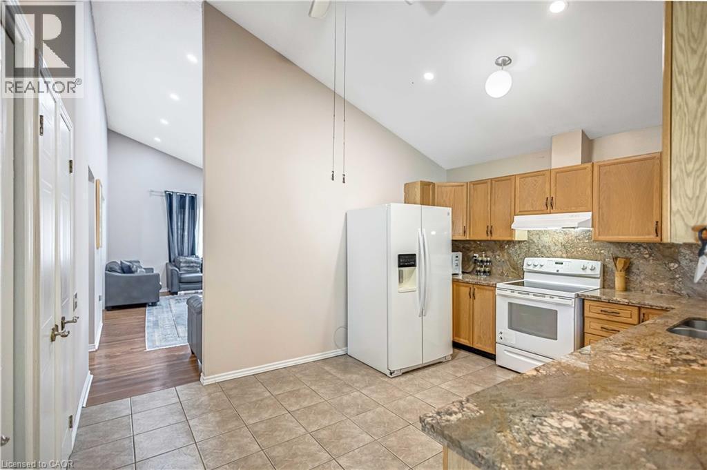 375 Silverbirch Boulevard, Hamilton, ON - Indoor Photo Showing Kitchen
