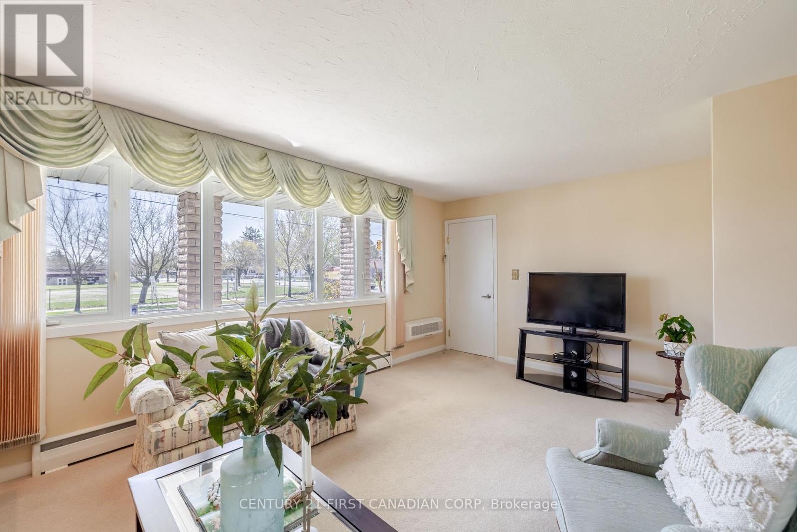 758 Cheapside Street, London East (East C), ON - Indoor Photo Showing Living Room