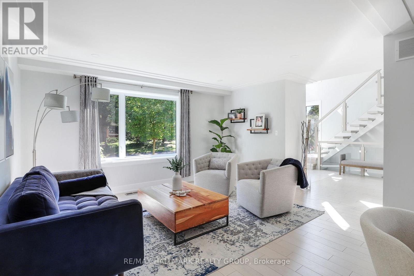 668 Mansfield Avenue, Ottawa, ON - Indoor Photo Showing Living Room