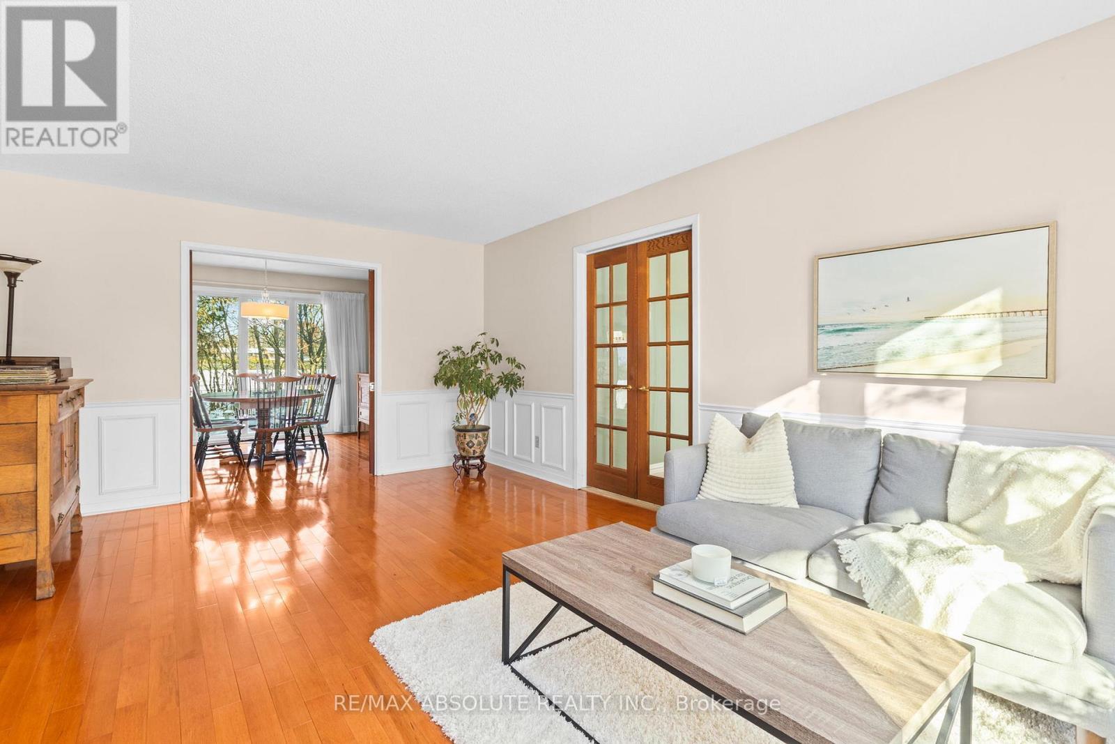 22 Banting Crescent, Ottawa, ON - Indoor Photo Showing Living Room