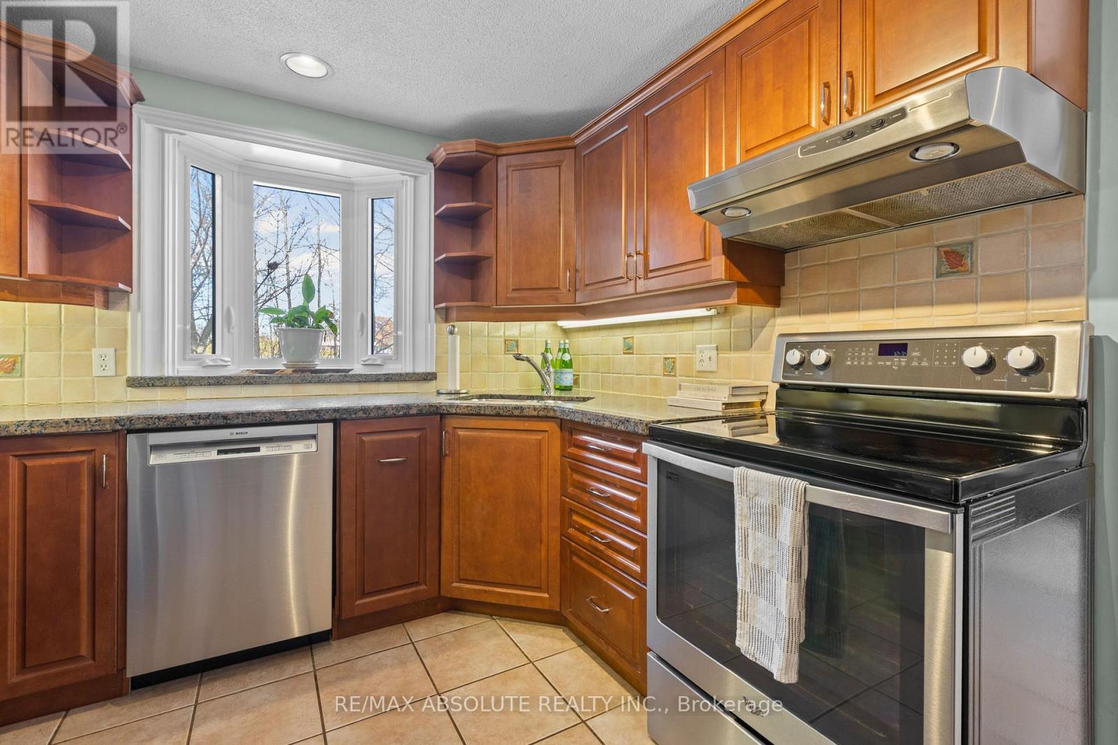 22 Banting Crescent, Ottawa, ON - Indoor Photo Showing Kitchen