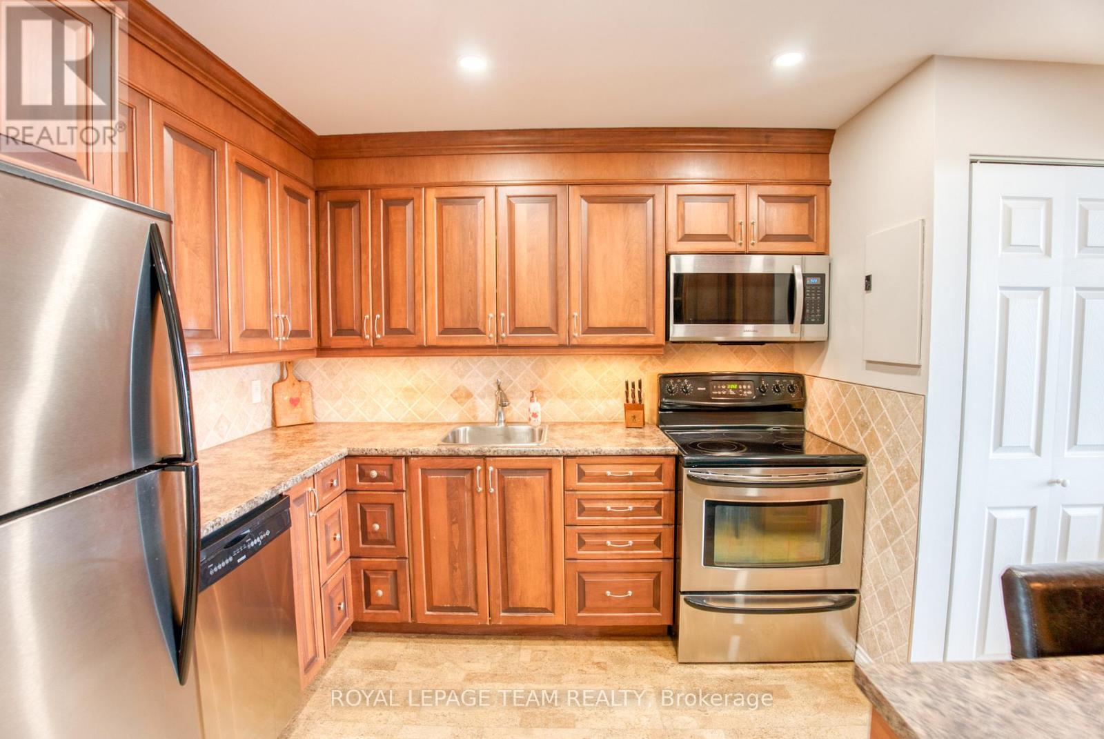 2006 - 1195 Richmond Road, Ottawa, ON - Indoor Photo Showing Kitchen