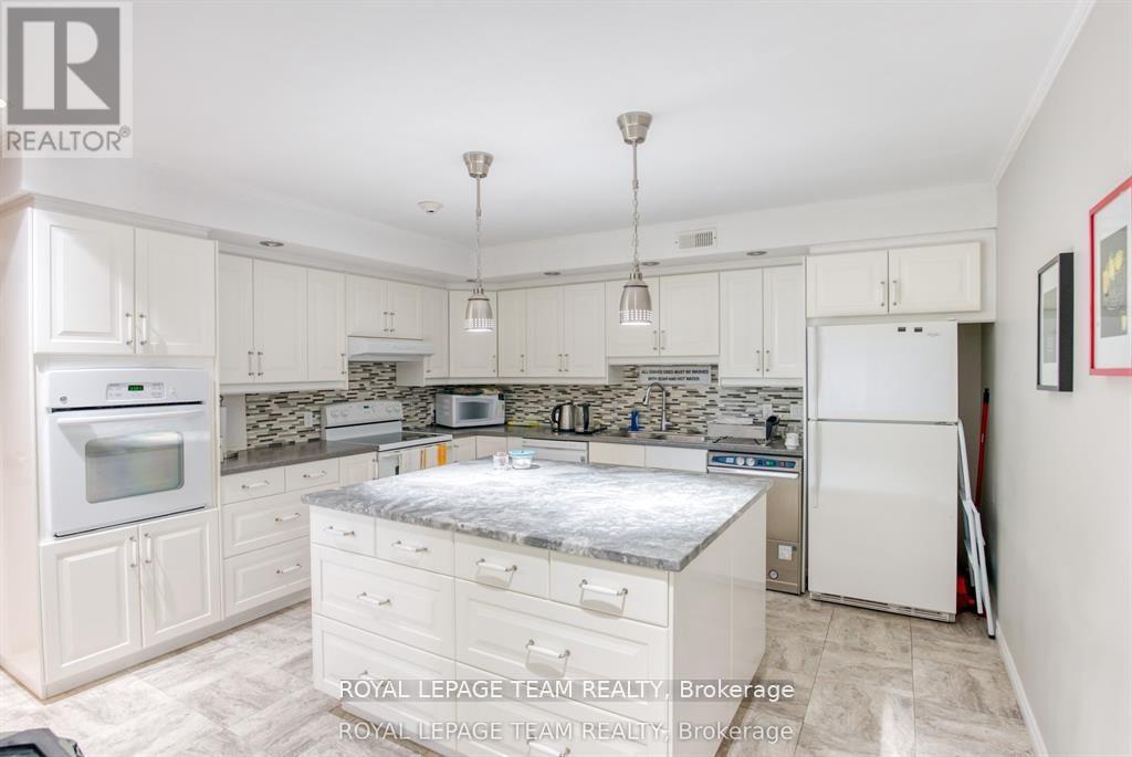 Community shared kitchen - 2006 - 1195 Richmond Road, Ottawa, ON - Indoor Photo Showing Kitchen