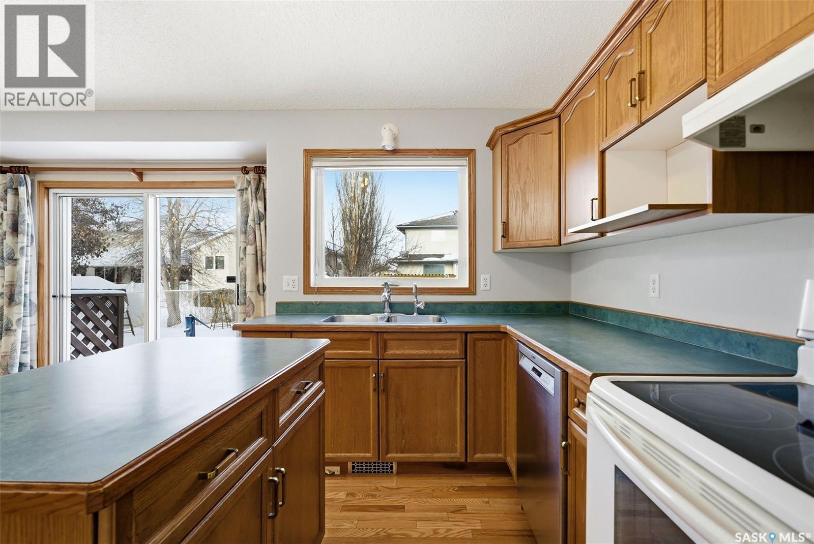 3216 Thames Crescent E, Regina, SK - Indoor Photo Showing Kitchen With Double Sink