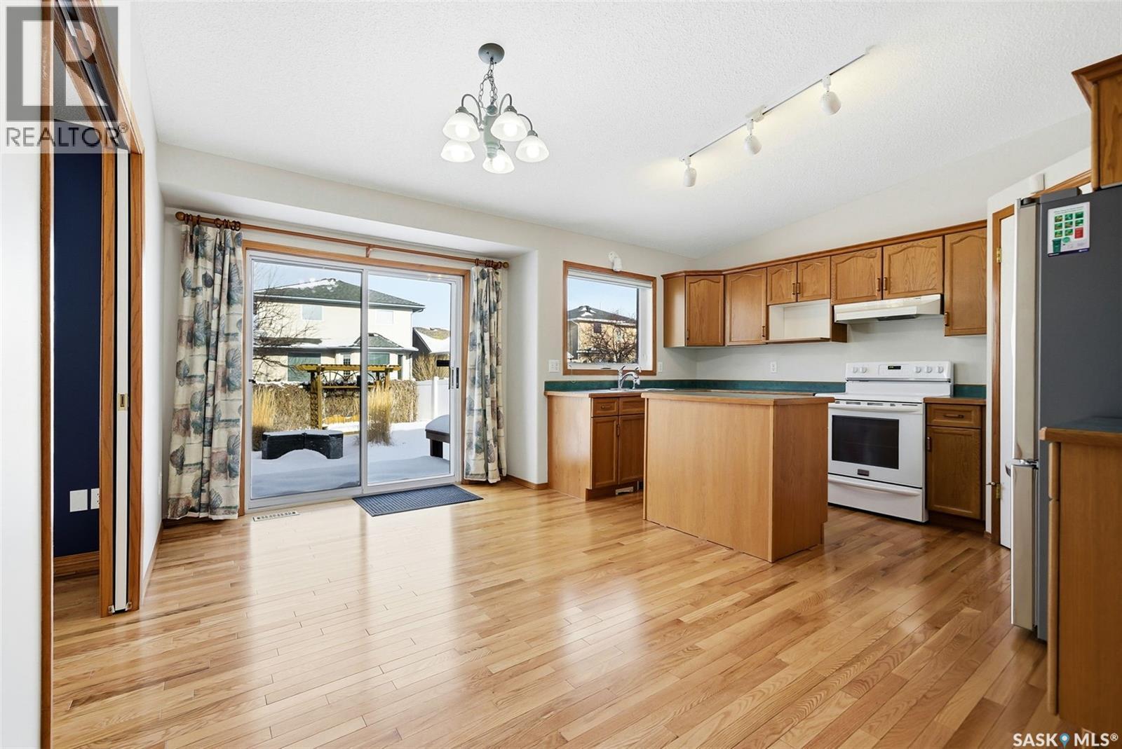 3216 Thames Crescent E, Regina, SK - Indoor Photo Showing Kitchen