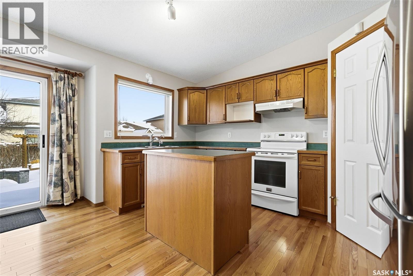 3216 Thames Crescent E, Regina, SK - Indoor Photo Showing Kitchen