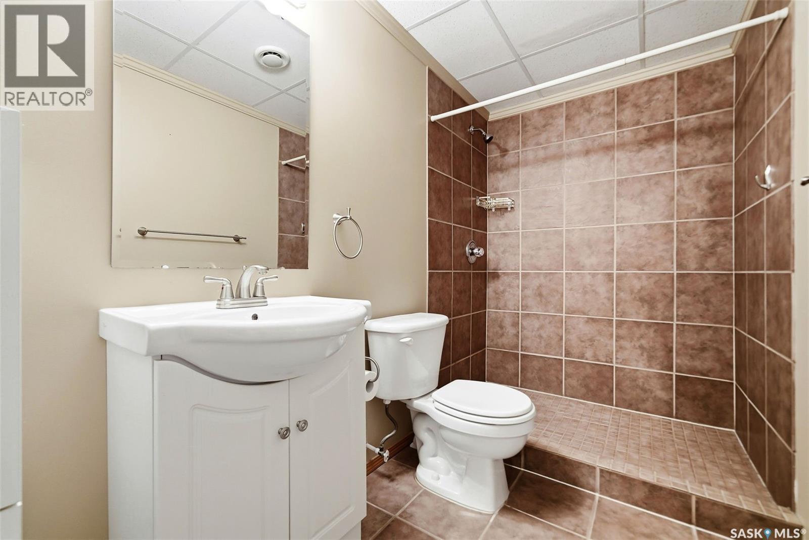 3216 Thames Crescent E, Regina, SK - Indoor Photo Showing Bathroom