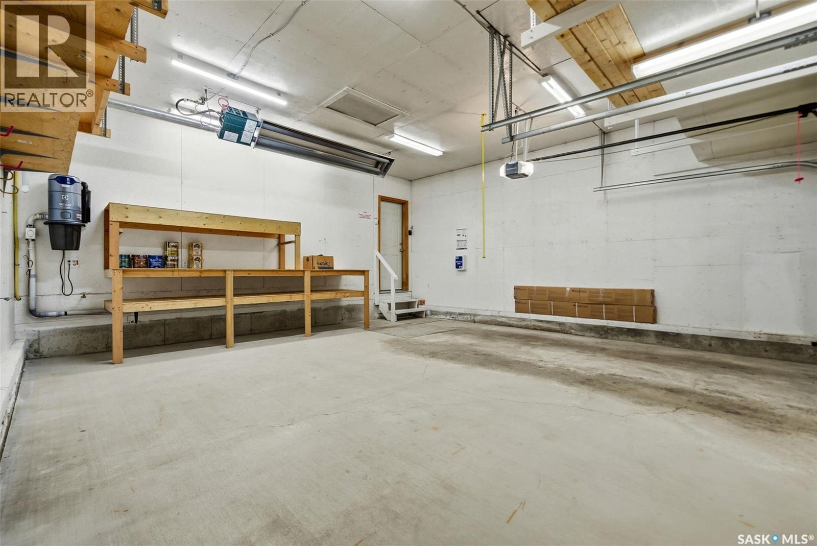 3216 Thames Crescent E, Regina, SK - Indoor Photo Showing Garage
