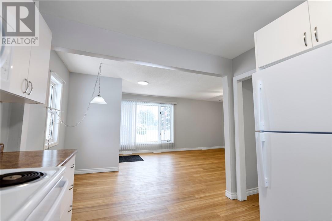 285 Omer, Chelmsford, ON - Indoor Photo Showing Kitchen