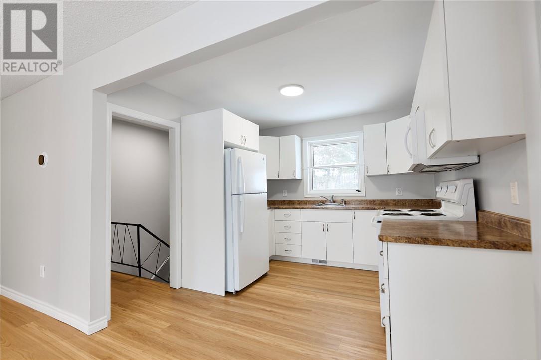 285 Omer, Chelmsford, ON - Indoor Photo Showing Kitchen