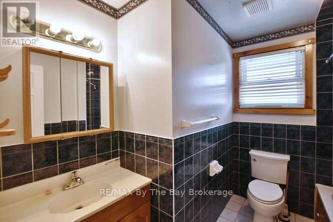 Main floor bathroom - 445 Fifth Street, Collingwood, ON - Indoor Photo Showing Bathroom