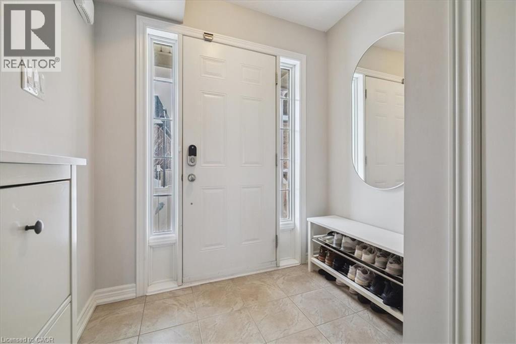 View of foyer - 2220 Queensway Drive Unit# 15, Burlington, ON - Indoor Photo Showing Other Room