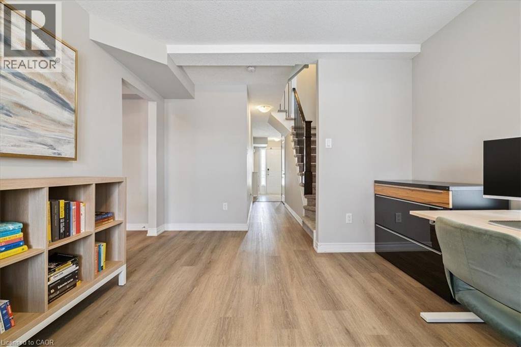 Home office featuring light wood-type flooring and baseboards - 2220 Queensway Drive Unit# 15, Burlington, ON - Indoor Photo Showing Office