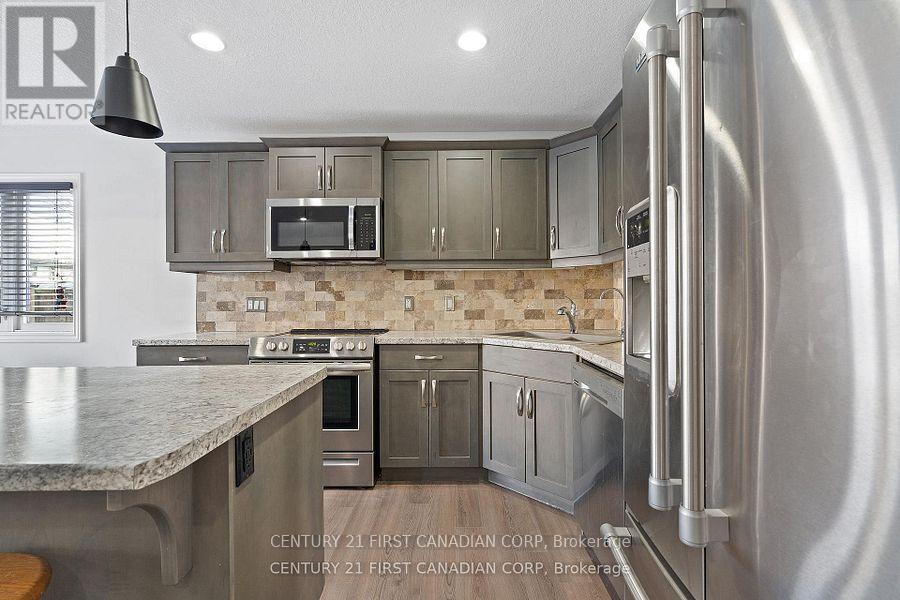 46 Westlake Drive, St. Thomas, ON - Indoor Photo Showing Kitchen With Upgraded Kitchen