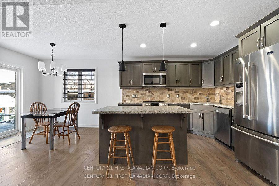 46 Westlake Drive, St. Thomas, ON - Indoor Photo Showing Kitchen With Upgraded Kitchen